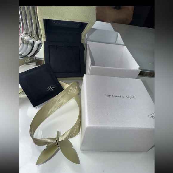 VAN CLEEF ARPELS VINTAGE PENDANT/SWEET EARRINGS GIFT BOX SET (EMPTY)